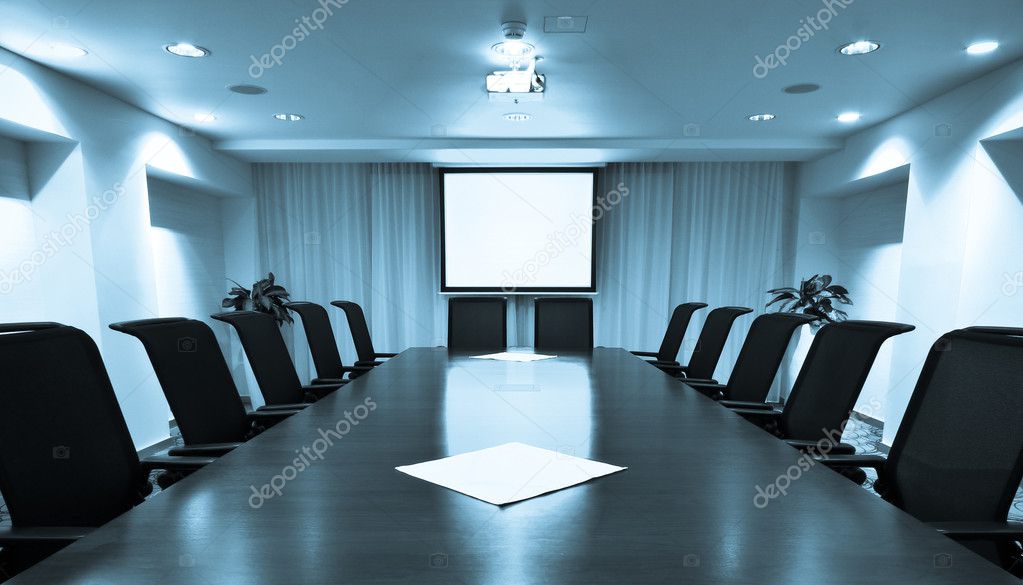 Petit groupe en train de discuter dans un salon