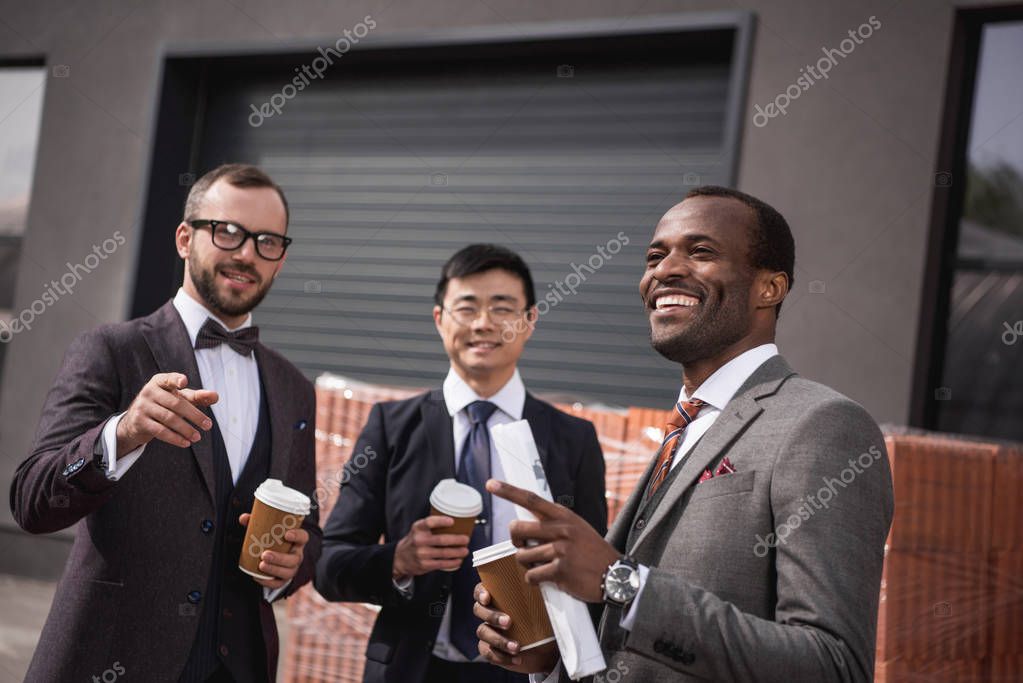 Petit groupe souriant autour d’une table en extérieur