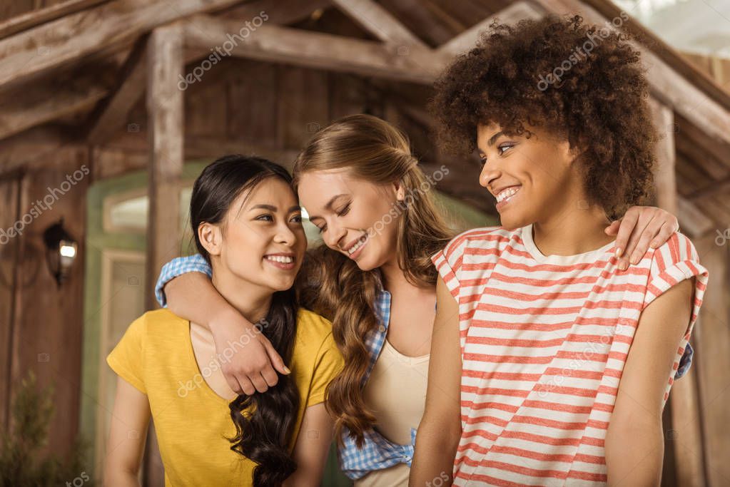 Groupe d’amis souriants en pleine nature