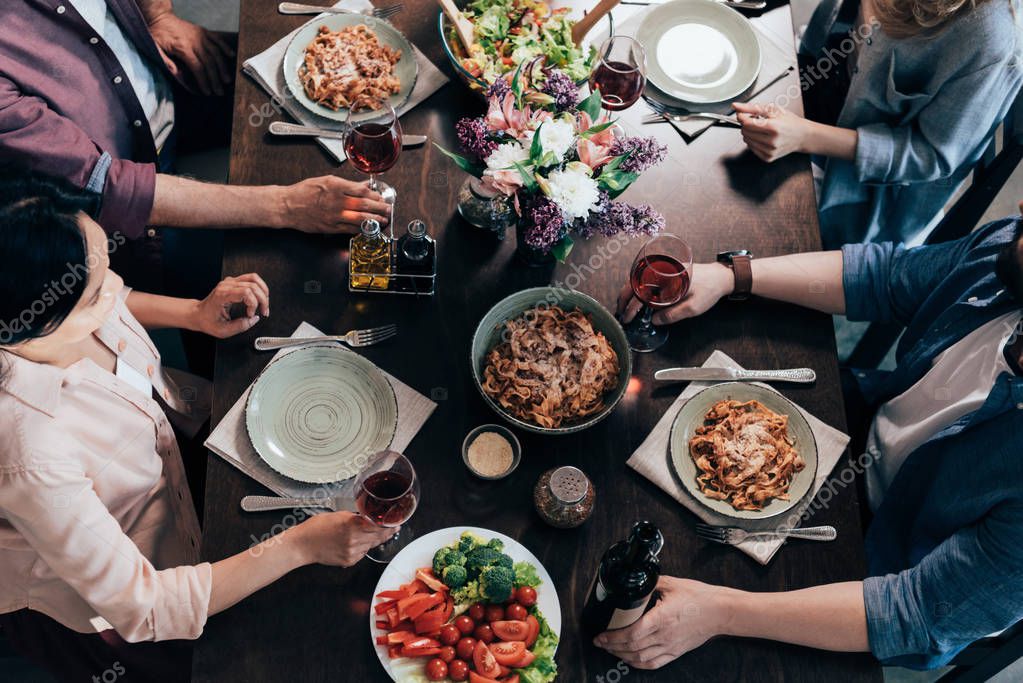Table conviviale avec des personnes partageant un repas
