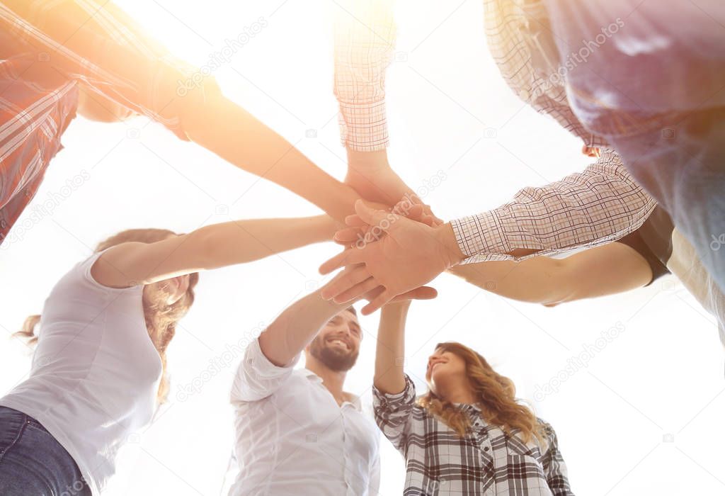 Poignées de main symbolisant un accord dans un groupe