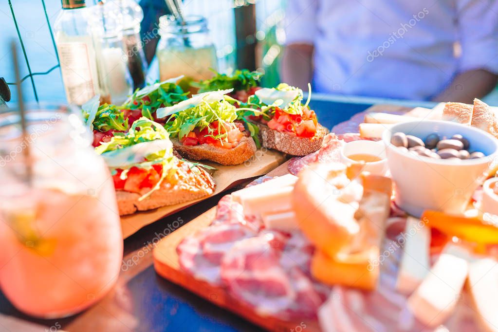 Table garnie pour un apéritif partagé entre amis