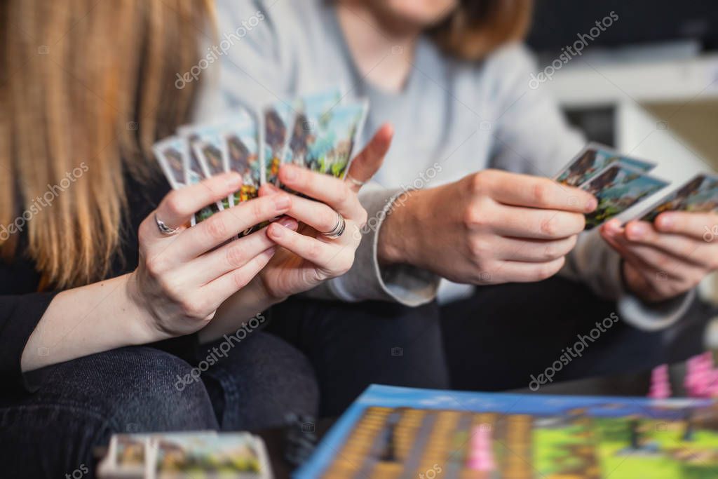 Personnes jouant à un jeu de société autour d’une table