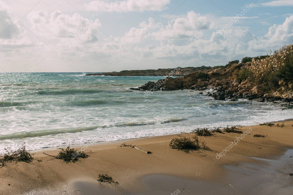 Personnes se promenant sur une plage ensoleillée