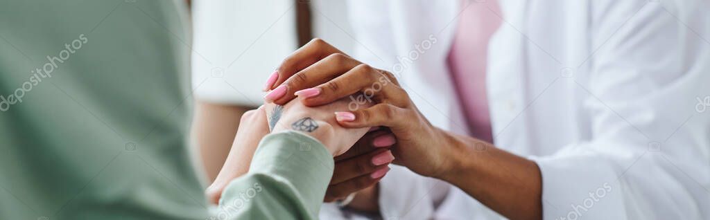 Mains jointes symbolisant le respect et la confiance