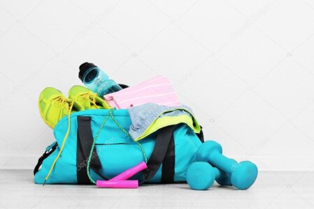 Équipement de base pour une randonnée : chaussures, sac à dos et gourde