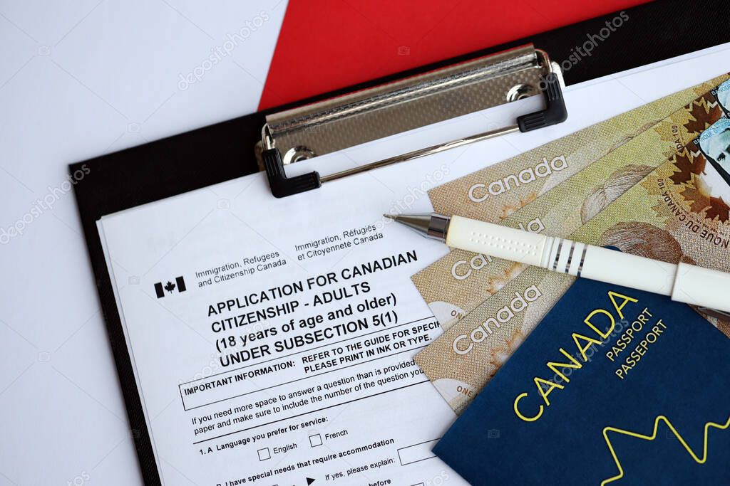 Document posé sur une table avec des éléments de nature