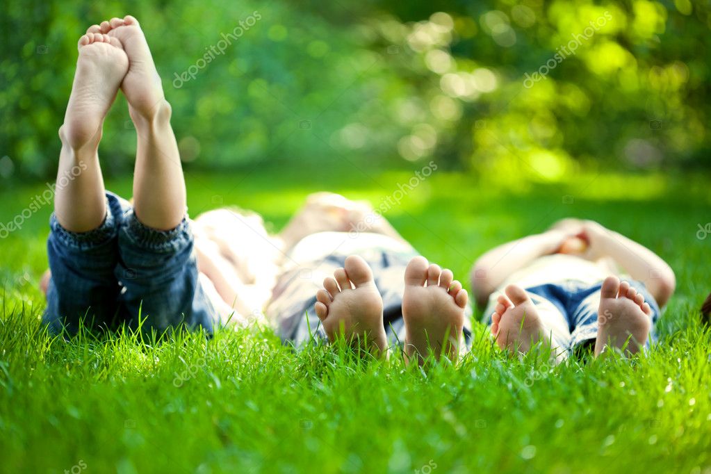 Groupe partageant un pique-nique dans un parc